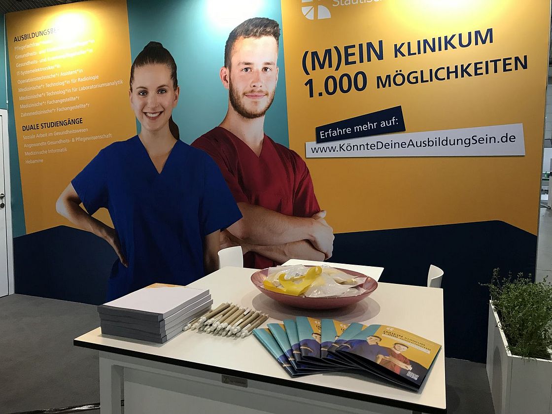 Das Bild zeigt den Stand des Klinikums auf der Messe Einstieg Beruf