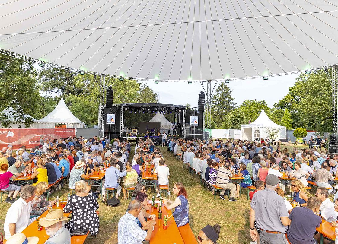 Das Bild zeigt die Teilnehmende der Jubilarsfeier der Stadt Karlsruhe in der Günther-Klotz-Anlage