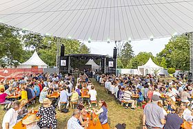 Das Bild zeigt die Teilnehmende der Jubilarsfeier der Stadt Karlsruhe in der Günther-Klotz-Anlage