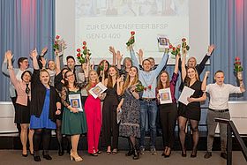 Das Bild zeigt die Examensfeier in der generalistischen Ausbildung