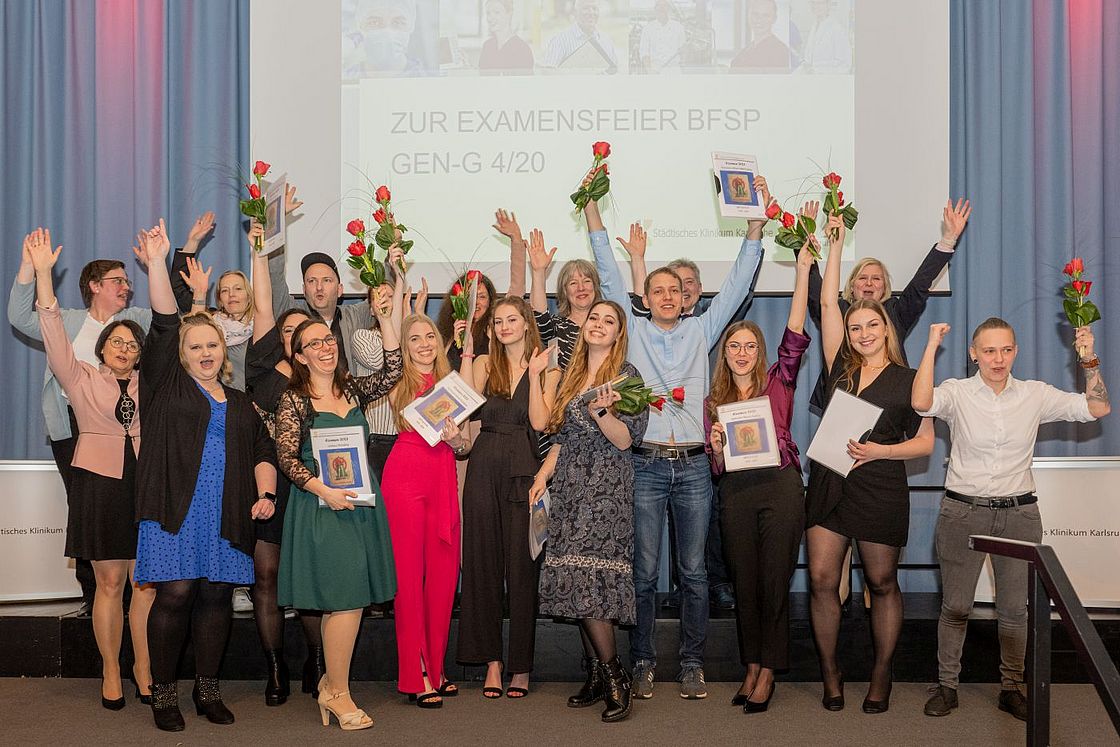 Das Bild zeigt die Examensfeier in der generalistischen Ausbildung