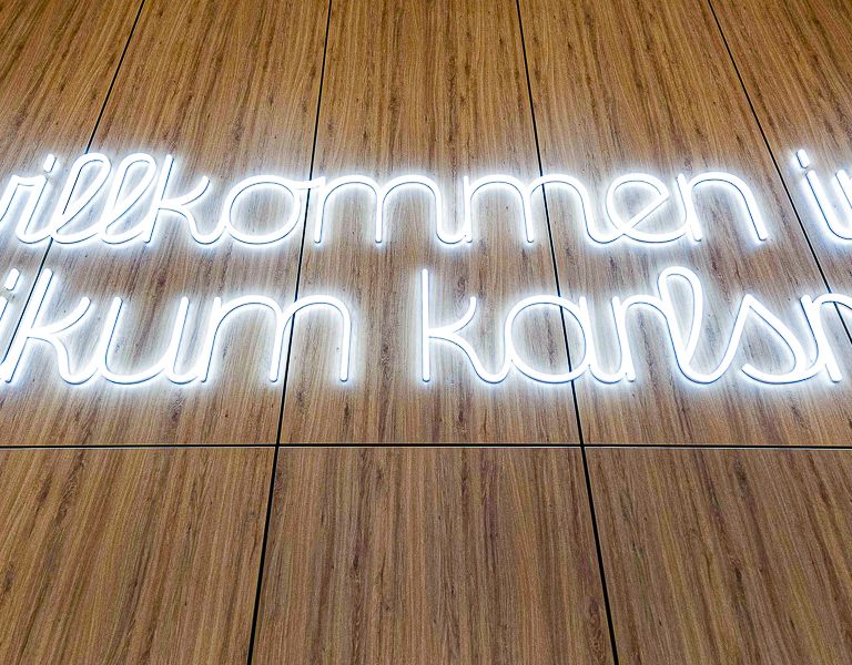 Das Bild zeigt den Leuchtschriftzug von Haus M Willkommen im Klinikum Karlsruhe