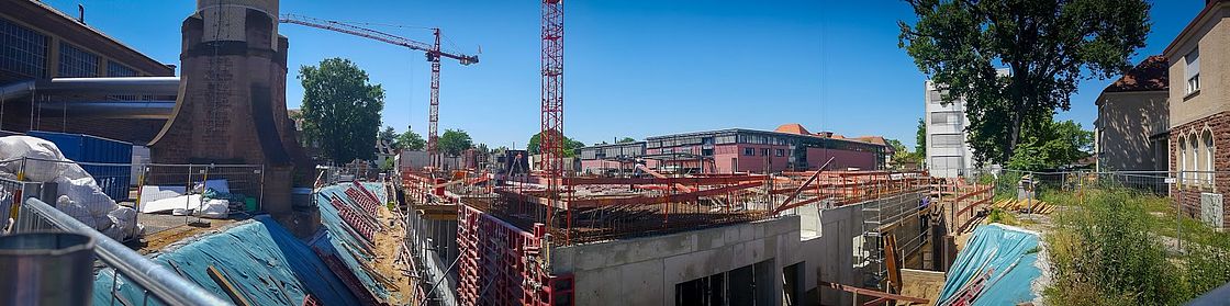 Das Panoramabild zeigt die Baustelle Haus I, Institutsgebäude, Apotheke und Mikrobiologie.