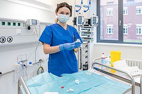 Das Bild zeigt eine Pflegefachkraft auf der Überwachungsstation