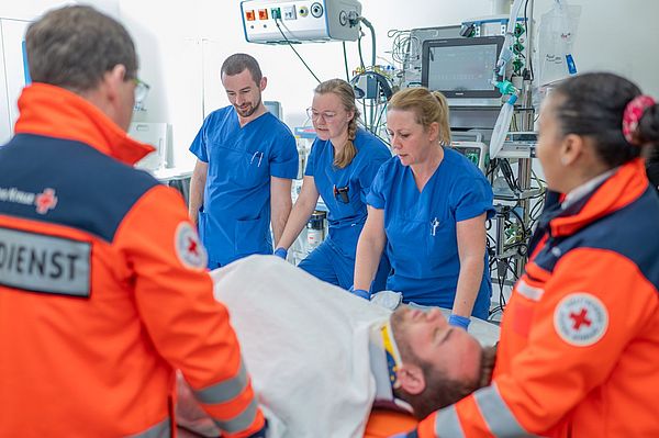 Das Bild zeigt den Rettungsdienst und Pflegekräfte in der ZNA