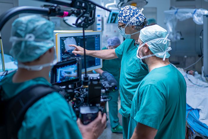 Das Bild zeigt das Team der Neurochirurgie beim Dreh für "A Doctor's Mind".