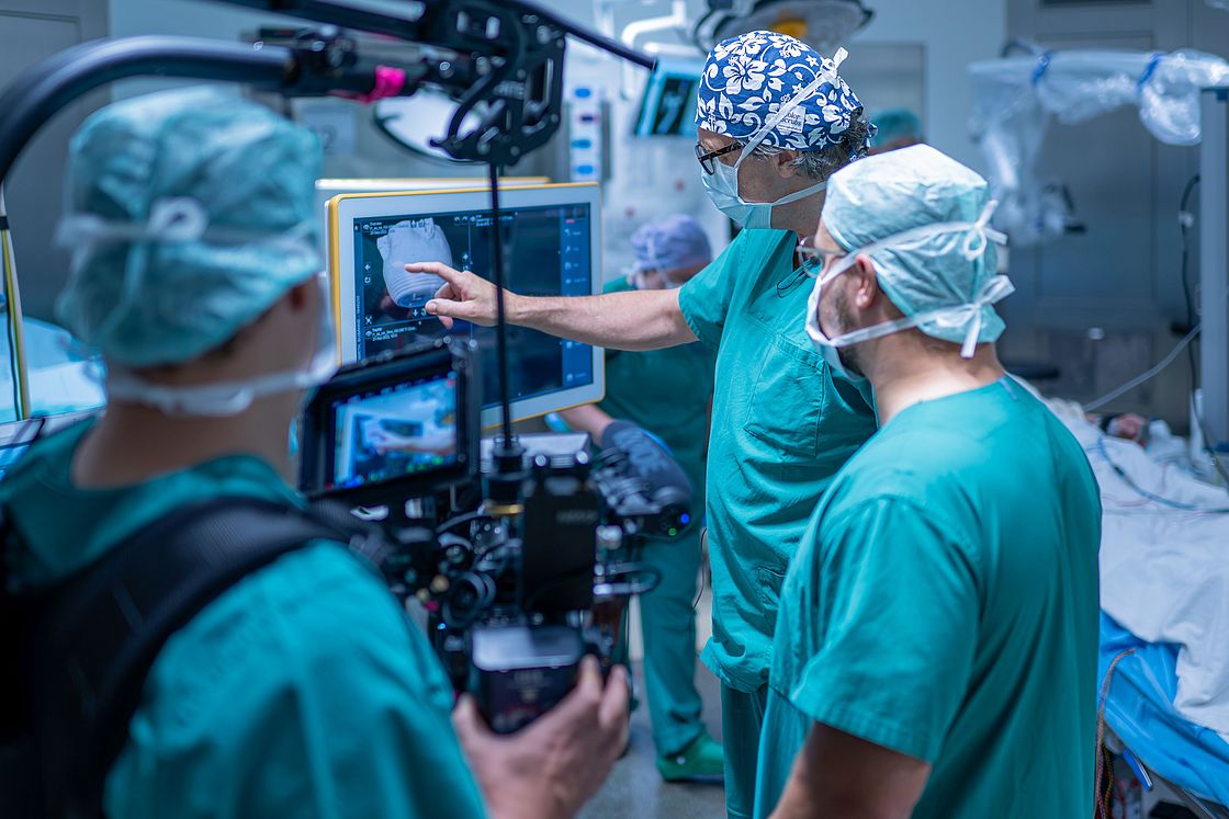 Das Bild zeigt das Team der Neurochirurgie beim Dreh für "A Doctor's Mind".