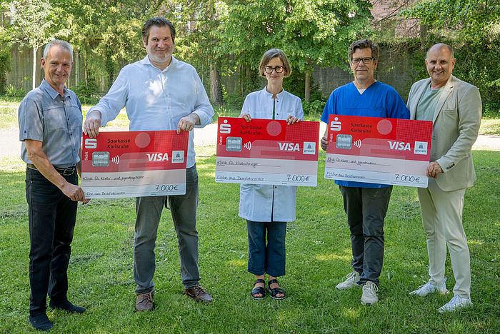 Das Bild zeigt die Übergabe der Spendenschecks an die drei Kinderkliniken.