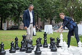 Das Bild zeigt Bettina Lisbach und Markus Heming beim Schachspiel