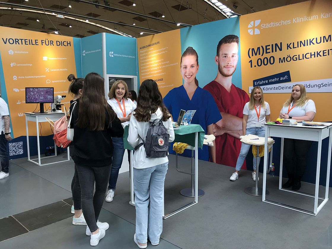 Das Bild zeigt den Stand auf der Messe Einstieg Beruf