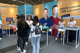 Das Bild zeigt den Stand auf der Messe Einstieg Beruf