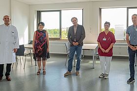 Das Bild zeigt Prof. Georg Gahn, Elvira Schneider, Prof. Michael Geißler, Ute Mayer und Daniel Bauer (v.l.n.r.) bei der Eröffnung der Geriatrischen Station
