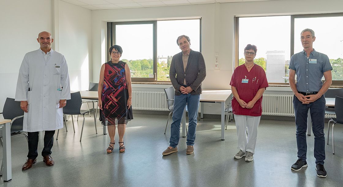 Das Bild zeigt Prof. Georg Gahn, Elvira Schneider, Prof. Michael Geißler, Ute Mayer und Daniel Bauer (v.l.n.r.) bei der Eröffnung der Geriatrischen Station