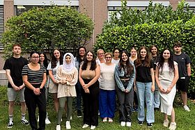 Das Bild zeigt die 20 neuen Auszubildenden der Gesundheits- und Krankenpflegehilfe