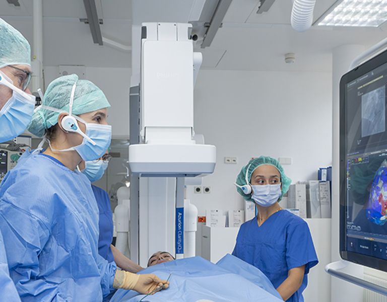 Das Bild zeigt das Team der Elektrophysiologie bei einem Eingriff im Herzkatheterlabor.