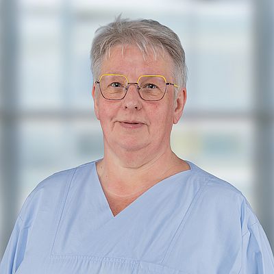 Das Bild zeigt ein Porträt von Regina Kuhn 