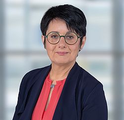Das Bild zeigt ein Portrait von Elvira Schneider.