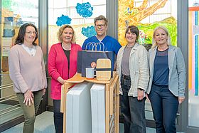 Das Bild zeigt von links: Kordula Hohaus, Yvonne Haßler, Prof. Sascha Meyer, Linda Gierich und Tanja Selter mit einer neu angeschafften Elternliege. 