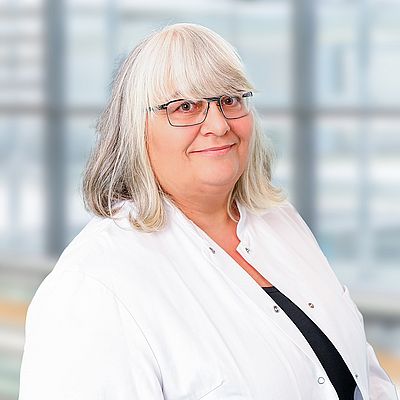 AMÉLIE HUFNAGEL-SCHMUDE Das Bild zeigt ein Porträt von AMÉLIE HUFNAGEL-SCHMUDE