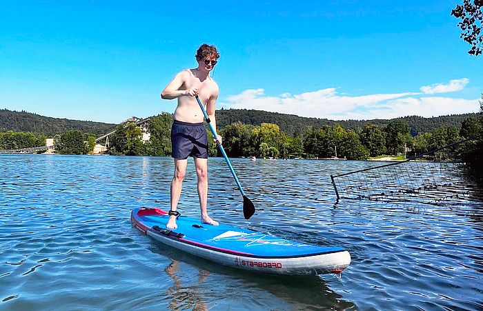 Das Bild zeigt Philipp Klare auf seinem neuen Stand-Up-Paddle Board.