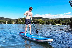 Das Bild zeigt Philipp Klare auf seinem neuen Stand-Up-Paddle Board.