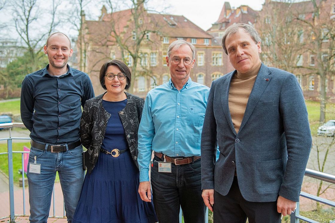 Das Bild zeigt Mike Edelenbos, Elvira Schneider, Peter Philipp und den Medizinischen Geschäftsführer Prof. Michael Geißler