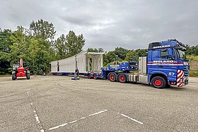 Das Bild zeigt Anlieferung des ersten Brückensegments der neuen Personenbrücke über die Franz-Lust-Straße. 