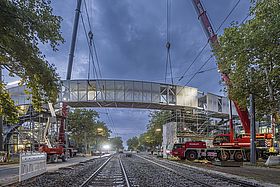 Das Bild zeigt das letzte Verbindungsteil der neuen Brücke über der Franz-Lust-Straße.
