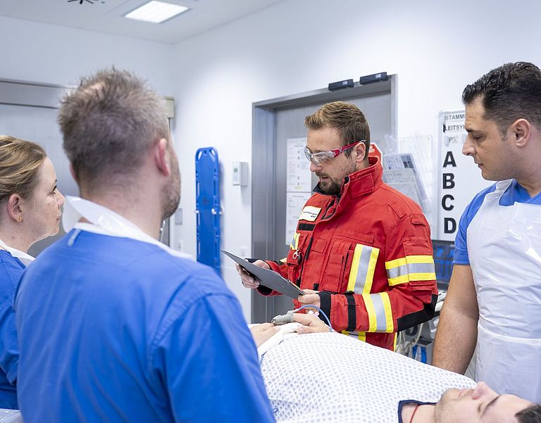 Das Bild zeigt die Patientenübergabe in der ZNA