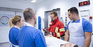 Das Bild zeigt die Patientenübergabe in der ZNA