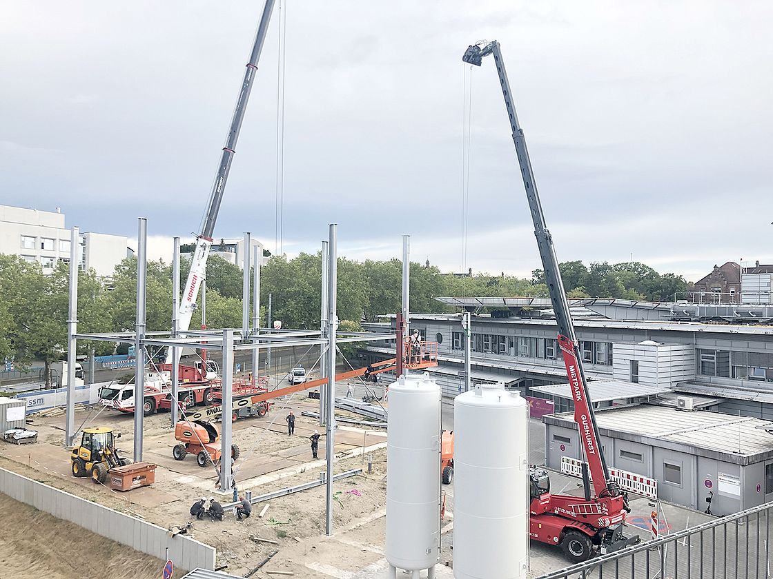 Das Bild zeigt den Baufortschritt des künftigen Hubschrauberlandeplatzes am 15.08.2022