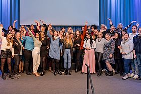 Das Bild zeigt die 31 neuen Praxisanleiterinnen und Praxisanleitern