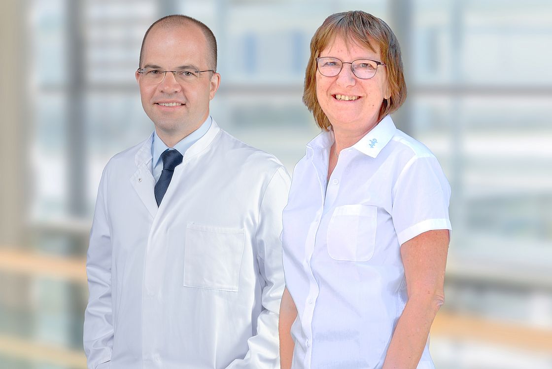 Das Bild zeigt von links nach rechts: Prof. Dr. Jochen Gaedcke, Direktor der Klinik für Allgemein- und Visceralchirurgie und Andrea Raih, Regionalgruppenleiterin des AdP