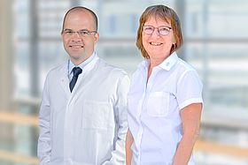 Das Bild zeigt von links nach rechts: Prof. Dr. Jochen Gaedcke, Direktor der Klinik für Allgemein- und Visceralchirurgie und Andrea Raih, Regionalgruppenleiterin des AdP