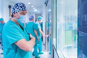 Prof. Dr. Spetzger im OP-Bereich.