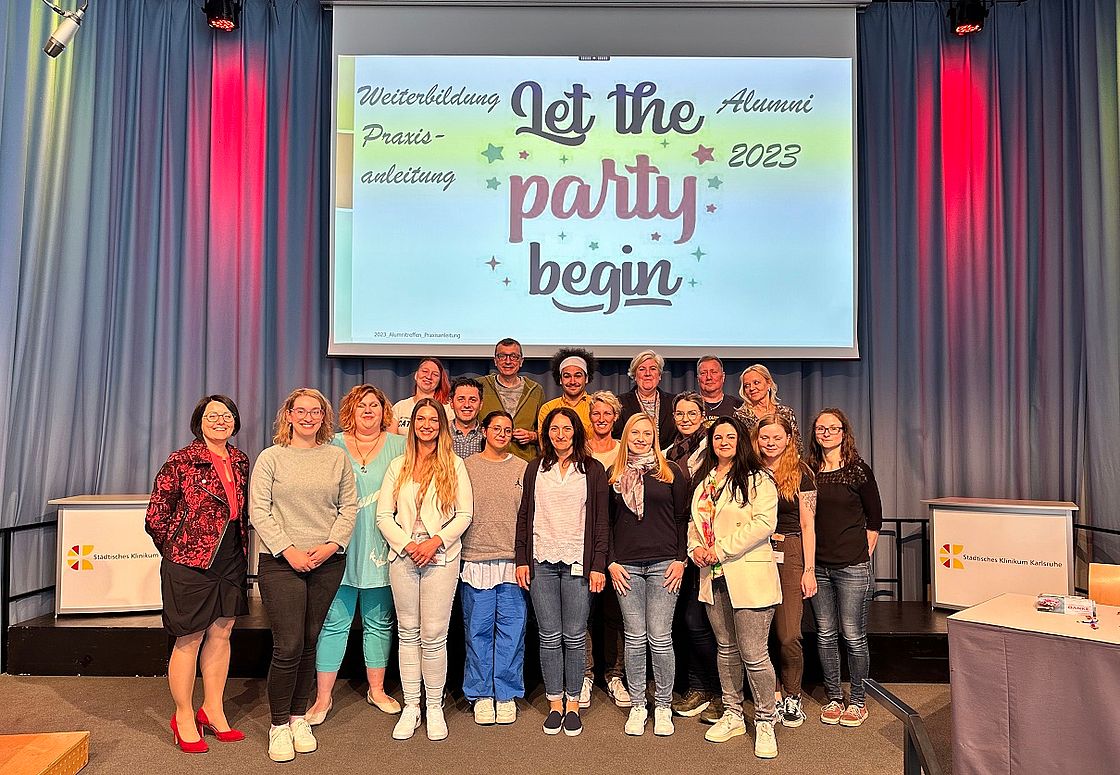 Das Foto zeigt ein Gruppenbild der Teilnehmenden des ersten Alumni-Treffens der Weiterbildung Praxisanleitung.