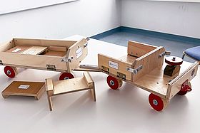 Das Bild zeigt eines der handgefertigten Holzspielzeuge