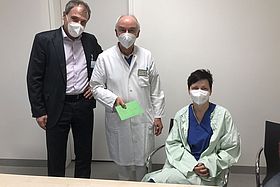 Prof. Michael Geißler und Prof. Liebwin Goßner überreichen Kerstin Ziegler die Spende