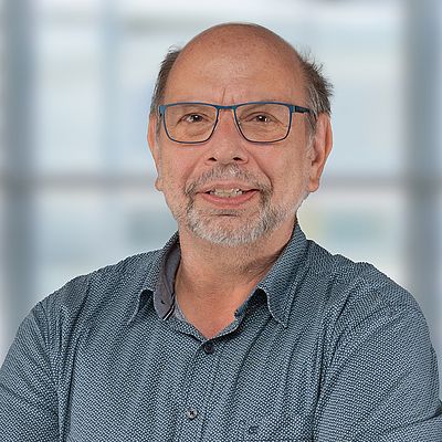 Das Bild zeigt ein Porträt von Guntmar Huber
