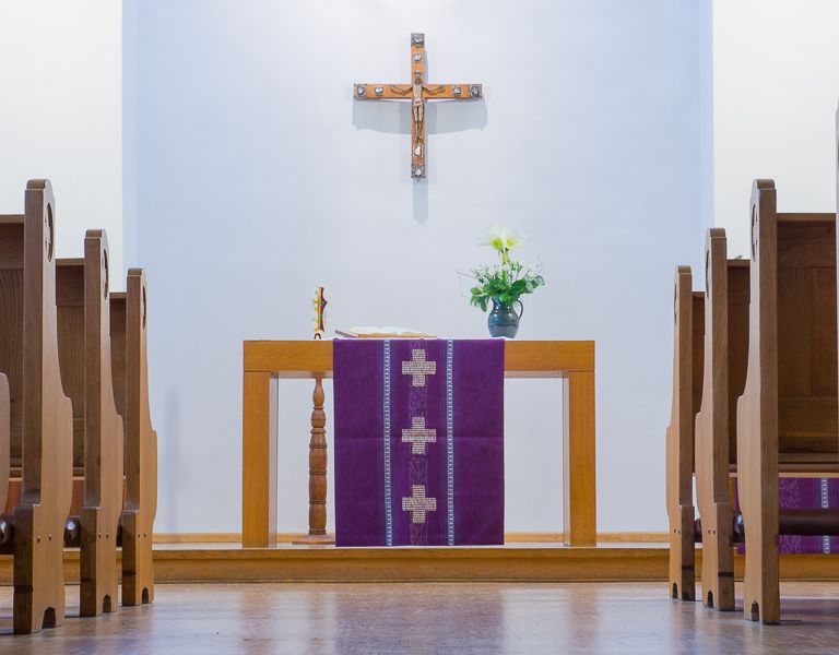 Das Bild zeigt den Blick in den Altarraum der Kapelle in Haus A.