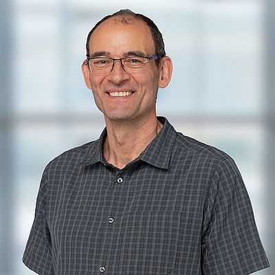 Das Bild zeigt ein Porträt von Alexander Ruf 