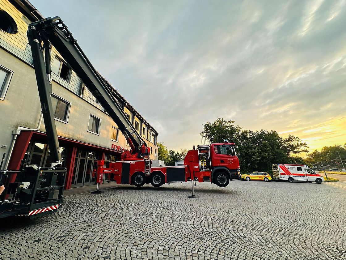 Das Bild zeigt ein Feuerwehrauto und einen Rettungswagen vor der Feuerwache West in Karlsruhe.
