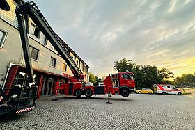 Das Bild zeigt ein Feuerwehrauto und einen Rettungswagen vor der Feuerwache West in Karlsruhe.