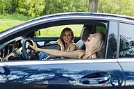 Das Bild zeigt zwei Junge Frauen im Auto.