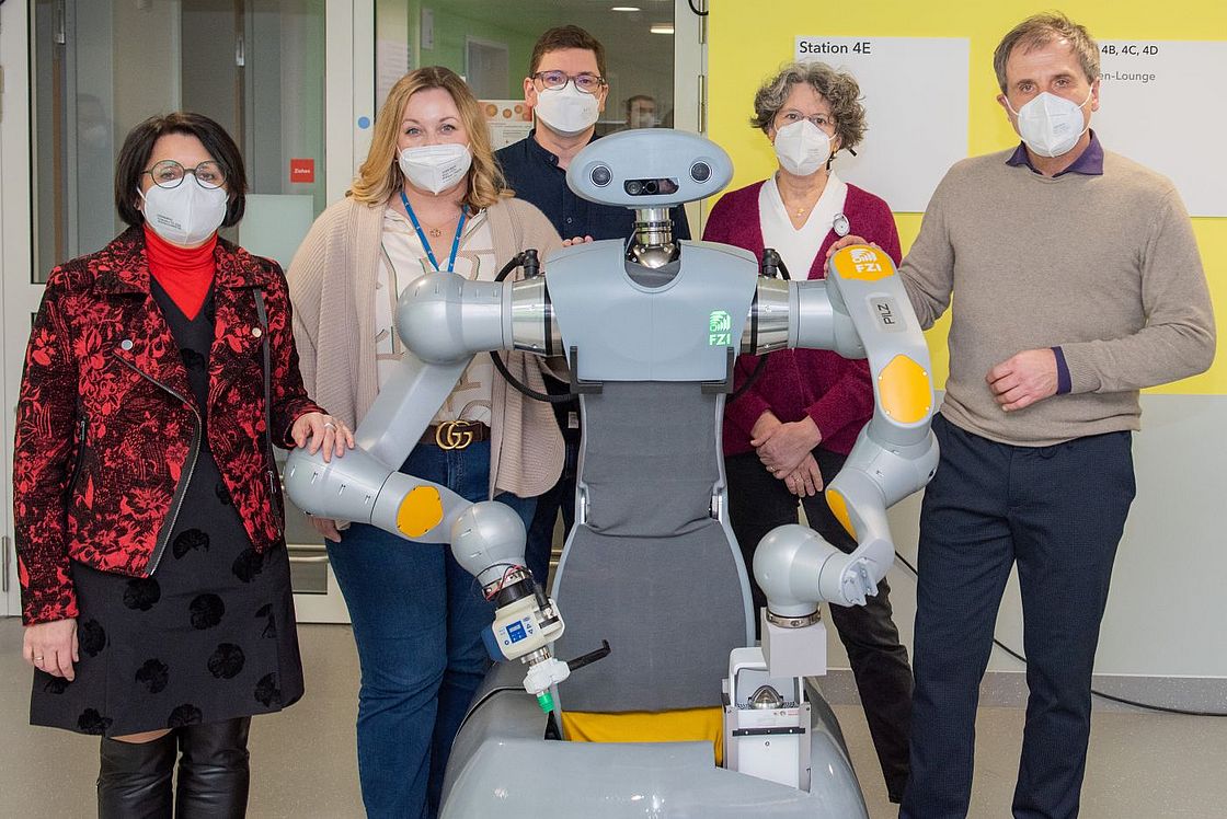 Das Bild zeigt Elvira Schneider, Silke Albert, Matthias Brünett, Agnes Obert (Pflegerische Bereichsleitung) und Prof. Dr. Michael Geißler (Medizinischer Geschäftsführer)