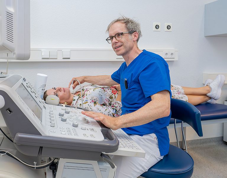 Das Bild zeigt Prof. Juri Ruf beim Ultraschall der Schilddrüse.