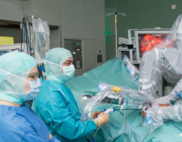Das Bild zeigt einen Eingriff mit dem Operationsroboter