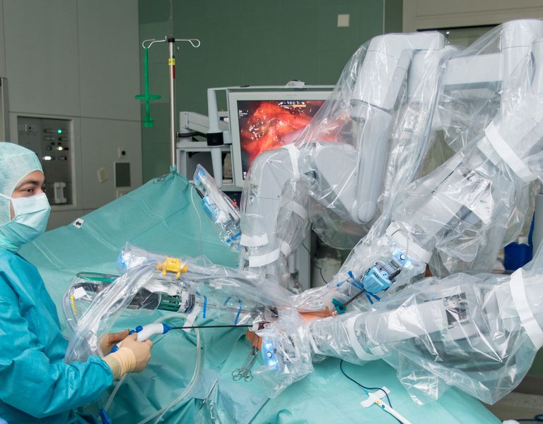 Das Bild zeigt einen Eingriff mit dem Operationsroboter