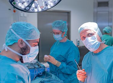 Das Bild zeigt Ärzte bei einer Operation im Zentral-OP in Haus M des Städtischen Klinikums Karlsruhe.