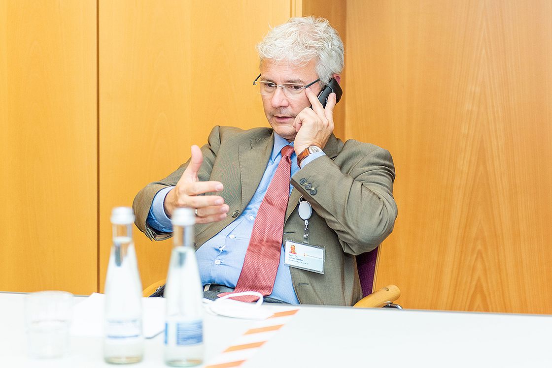 Das Bild zeigt Prof. Dr. med. Juilan Widder während der Telefonaktion